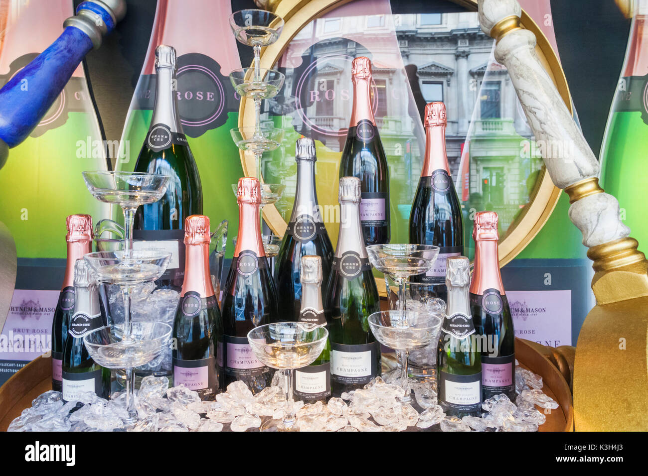 Inghilterra, Londra, Piccadilly, 'Fortnum e Mason' Store Window Display di Champagne Foto Stock