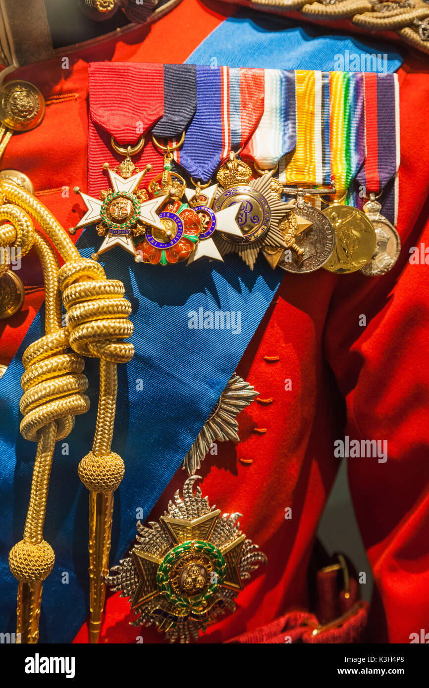 Inghilterra, Londra, Torre di Londra, il Museo Fusiliers, Waxwork statua di Re Giorgio V nel vestire uniforme, dettaglio di medaglie e il telaio Foto Stock