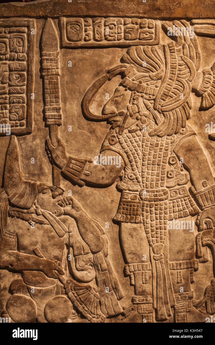 Inghilterra, Londra, British Museum, Americhe Camera, Mayan architrave raffigurante il righello Bird Jaguar in piedi su un Captive nobile datata AD755-70 Foto Stock