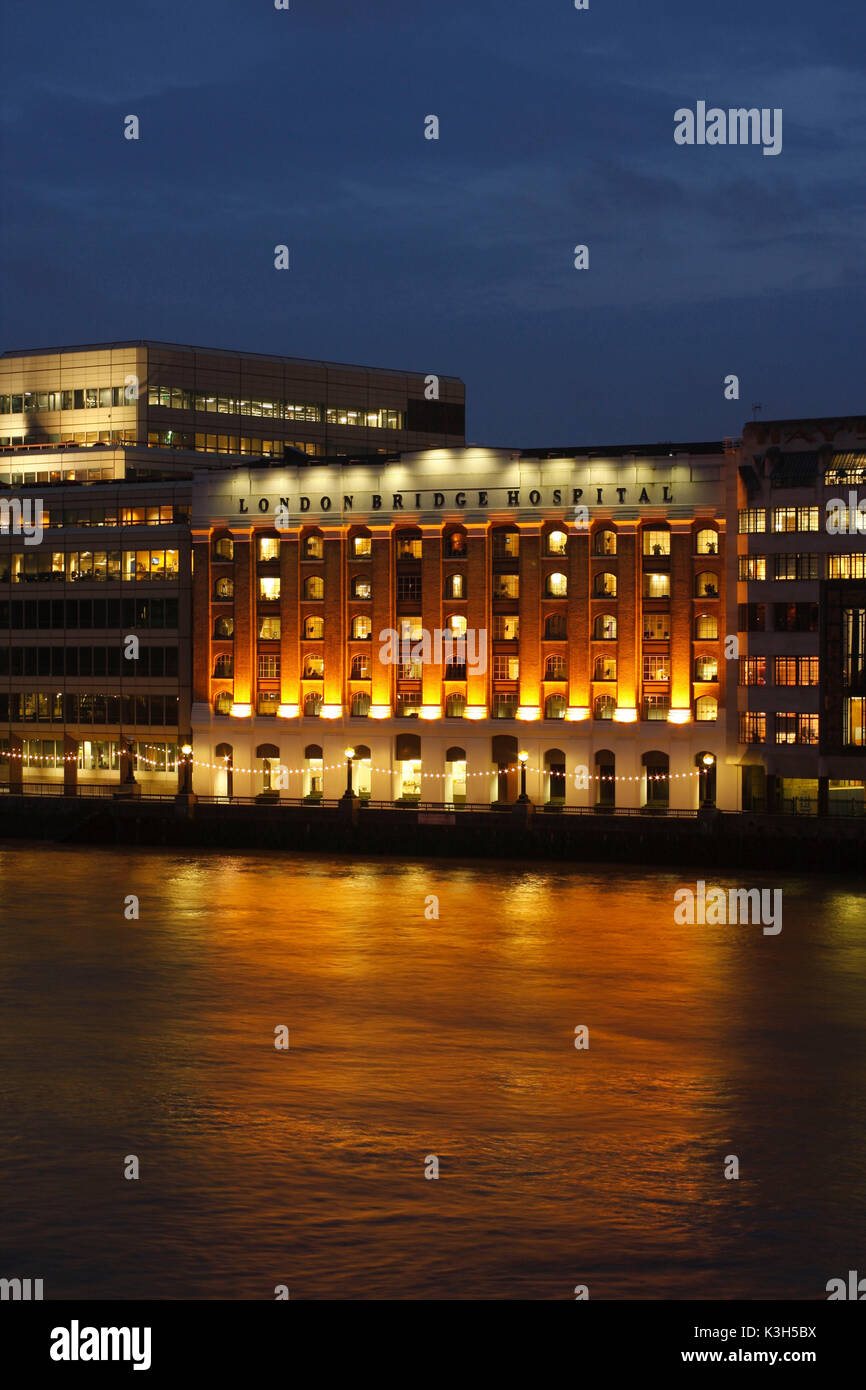 London Bridge ospedale al Fiume Tamigi di notte, Londra, Inghilterra Foto Stock