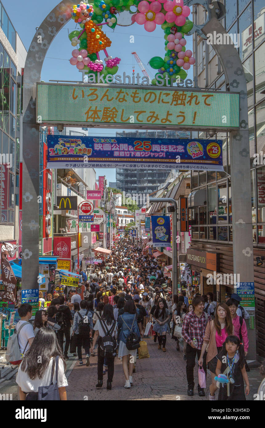 Giappone Tokyo City, il quartiere Shibuya, Takeshita Street. Foto Stock