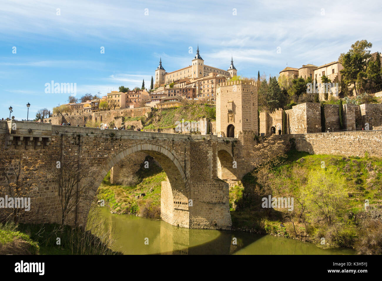 La Spagna, la città di Toledo, patrimonio mondiale dell UNESCO, Alcantara Bridge e AlcazarCastle Foto Stock