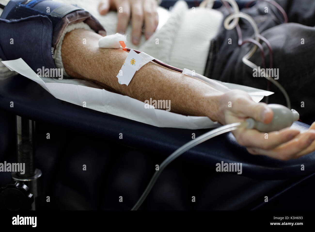 San Pietroburgo, Russia - 20 Febbraio 2017: donatore fornisce al plasma del sangue nella città la trasfusione di sangue stazione. Questo anno la stazione festeggia il suo sessantacinquesimo Foto Stock