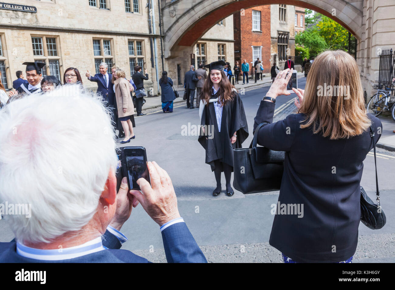 Inghilterra, Oxfordshire, Oxford, genitori alla figlia di graduazione Foto Stock