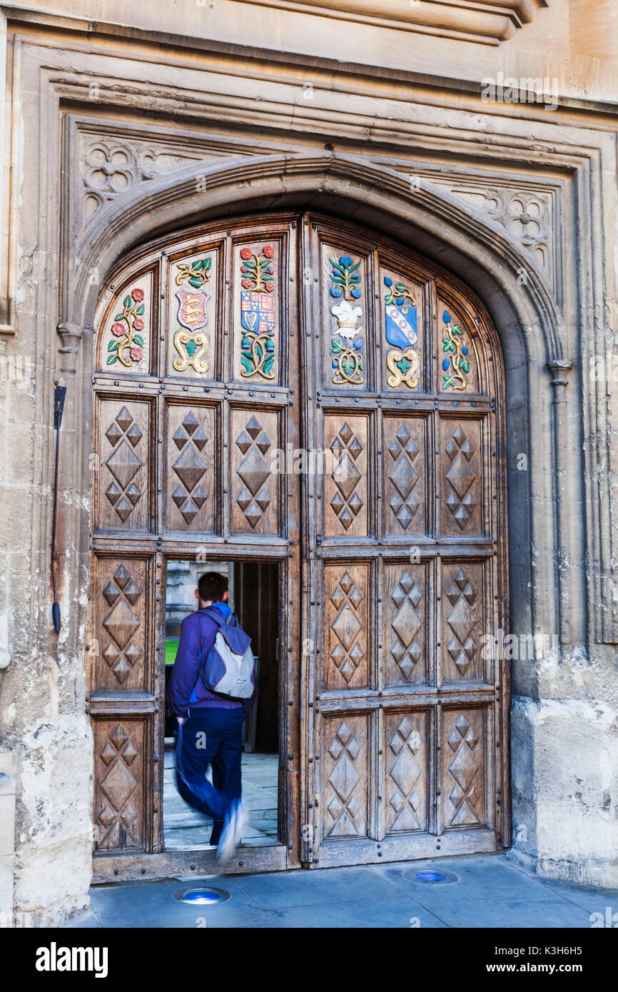 Inghilterra, Oxfordshire, Oxford Oriel College, studente entrando in porta Foto Stock
