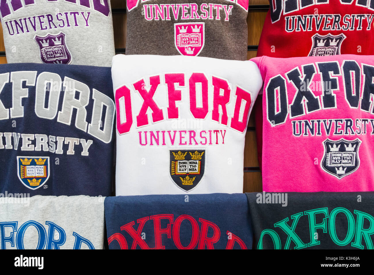 Inghilterra, Oxfordshire, Oxford, Souvenir Oxford University negozio di abbigliamento la finestra di visualizzazione Foto Stock