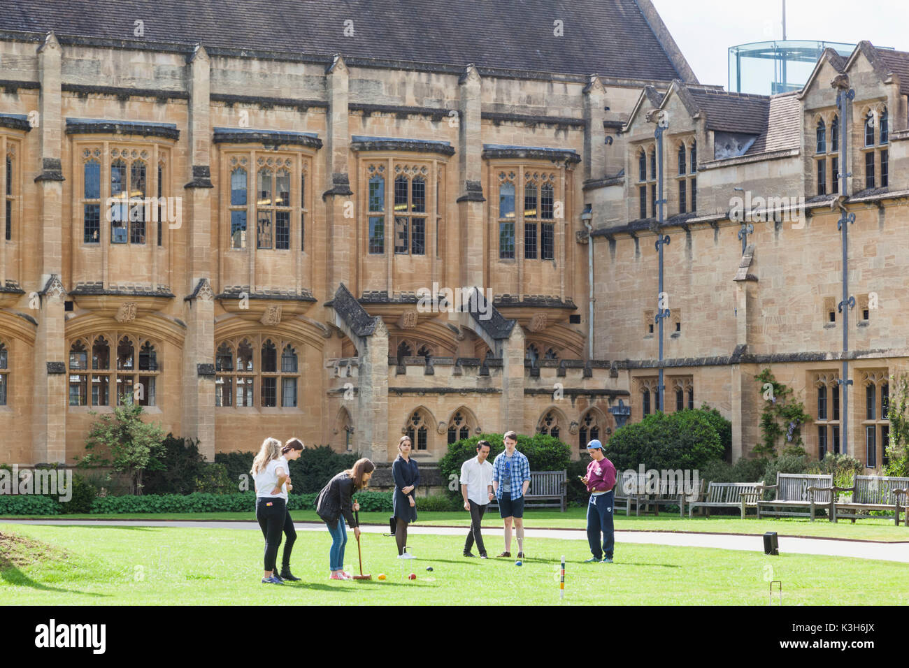 Inghilterra, Oxfordshire, Oxford, studenti giocando Croquet Foto Stock
