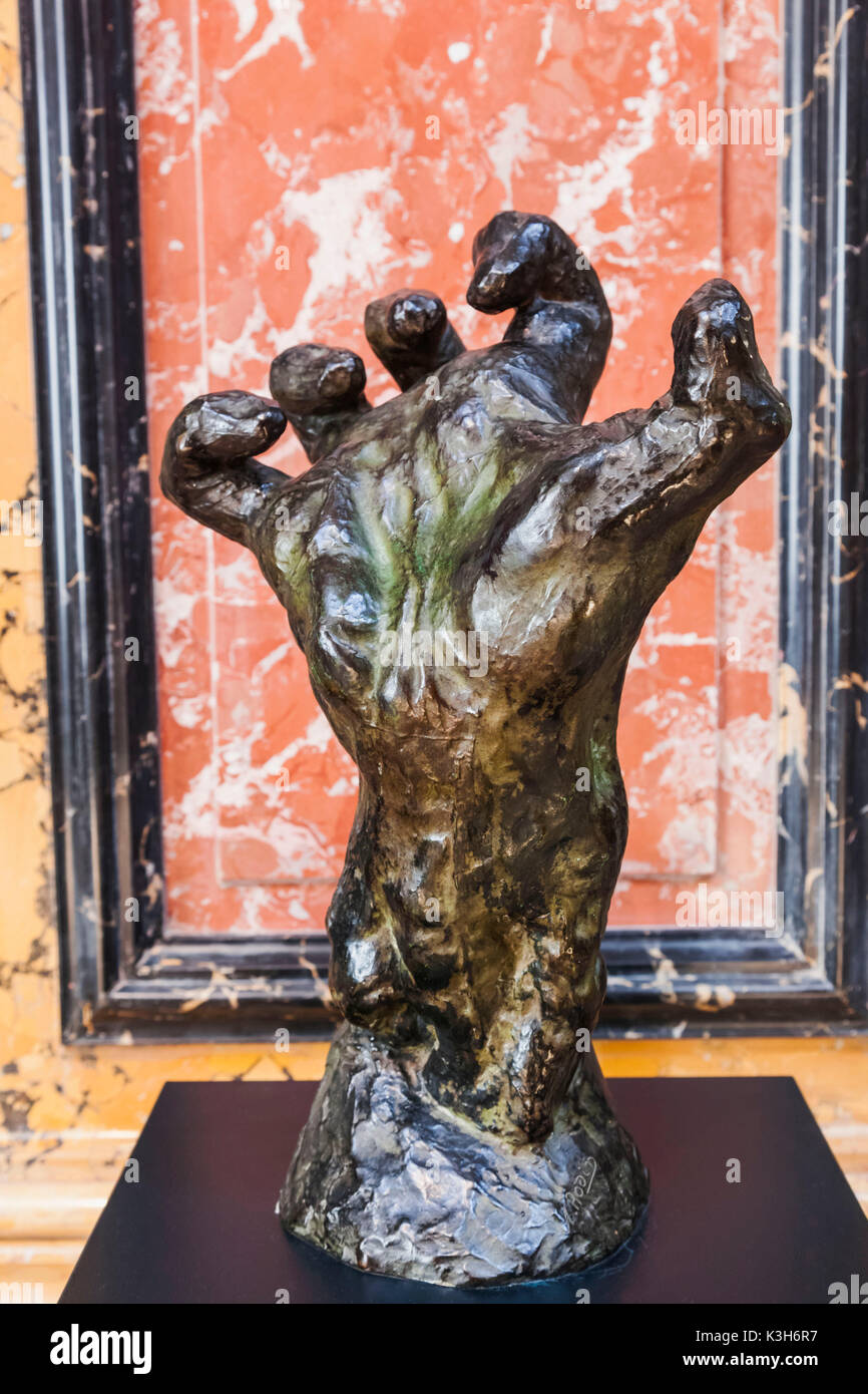 Inghilterra, Cambridgeshire, Cambridge Fitzwilliam Museum, scultura in bronzo di una grande mano serrata da Auguste Rodin Foto Stock
