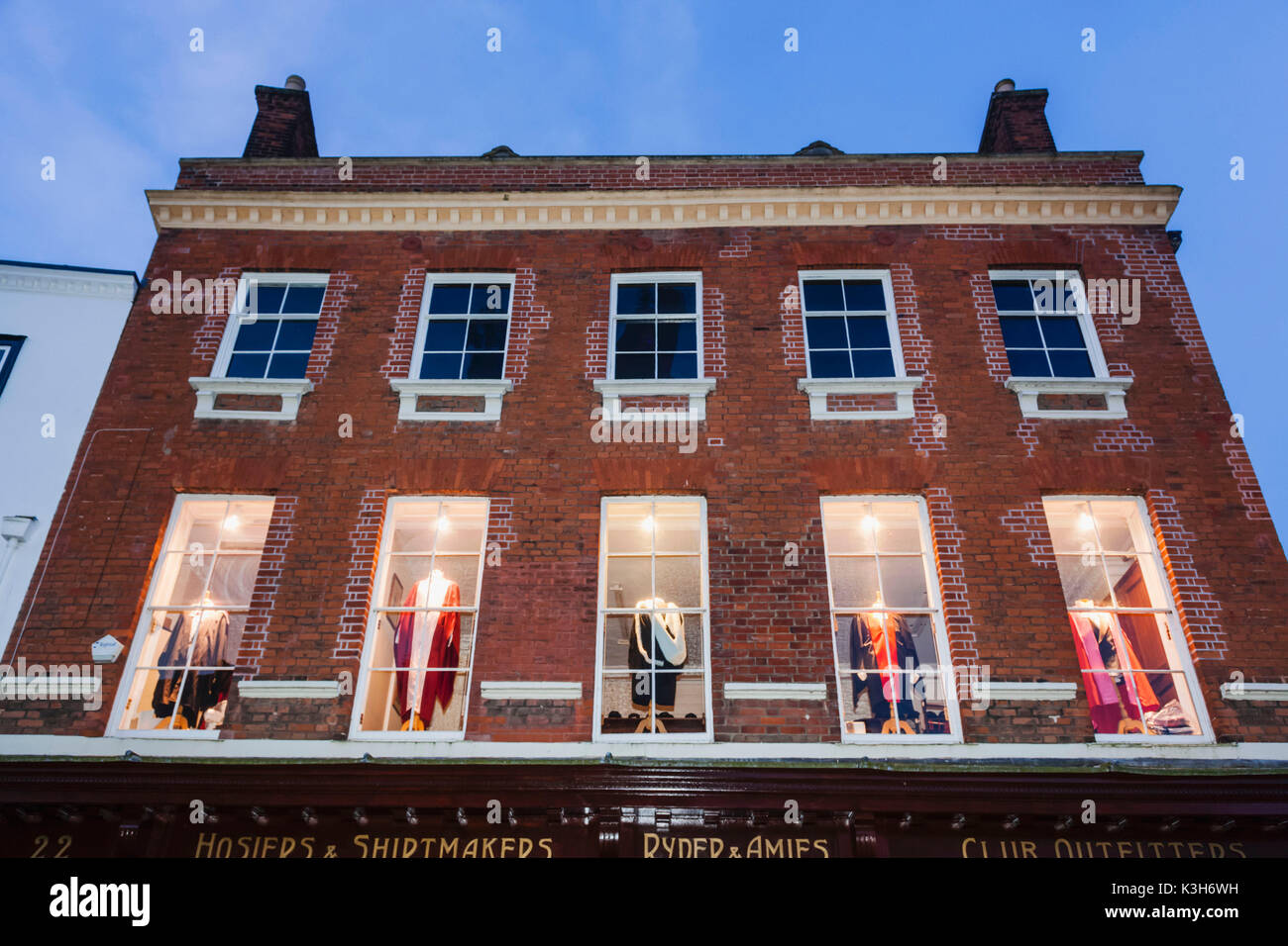 Inghilterra, Cambridgeshire, Cambridge, negozio di abbigliamento la finestra di visualizzazione dei camici di graduazione Foto Stock