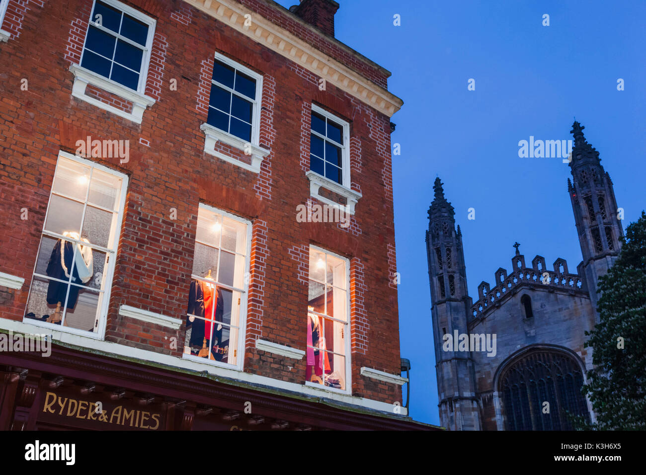 Inghilterra, Cambridgeshire, Cambridge, negozio di abbigliamento la finestra di visualizzazione dei camici di graduazione Foto Stock
