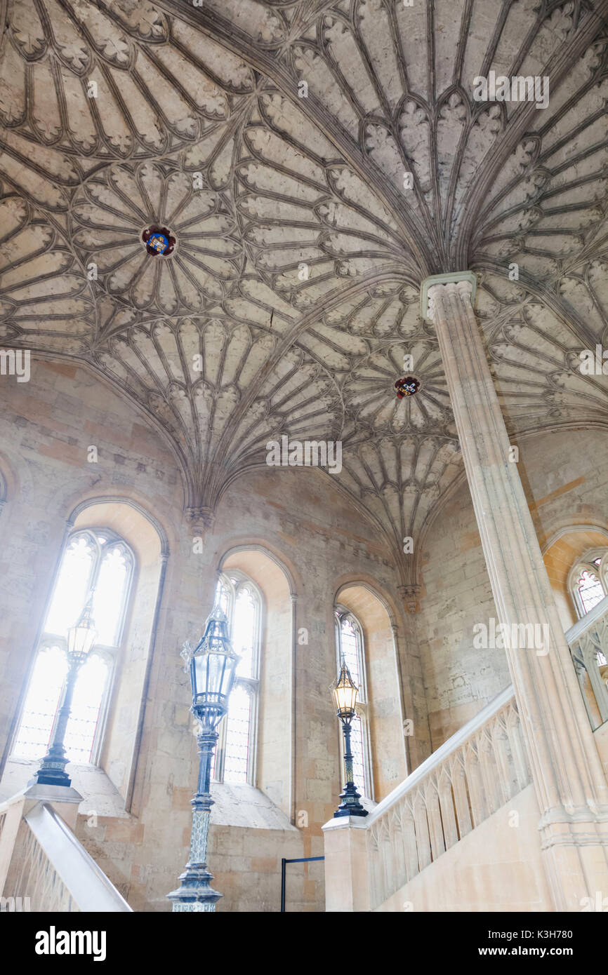 Inghilterra, Oxfordshire, Oxford, Christ Church College, la sala grande scalinata, ventilatori di soffitto a volta Foto Stock