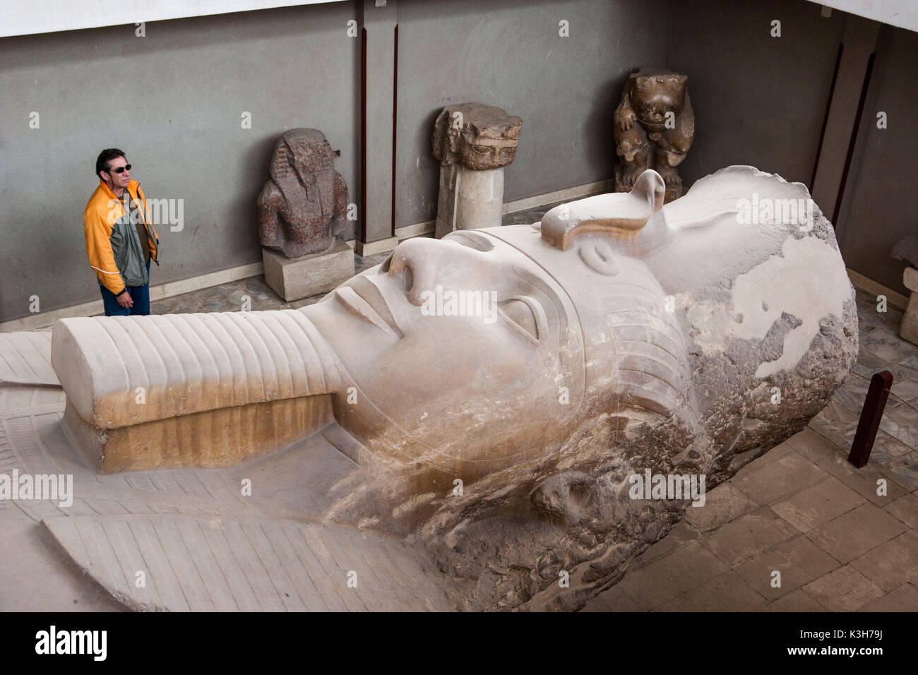 Colosso di Ramses II al Museo di Memphis Foto Stock