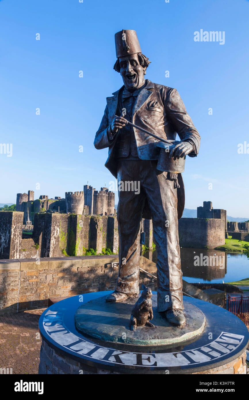 Il Galles, Glamourgon,Caerphilly, Statua del comico e Mago Tommy Cooper e il Castello di Caerphilly Foto Stock