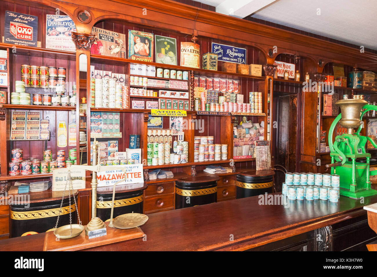 Il Galles, Cardiff, St Fagan's, Museum of Welsh Life, Gwalia magazzino di alimentazione, display interni della storica e Vintage cibo e prodotti per la casa Foto Stock