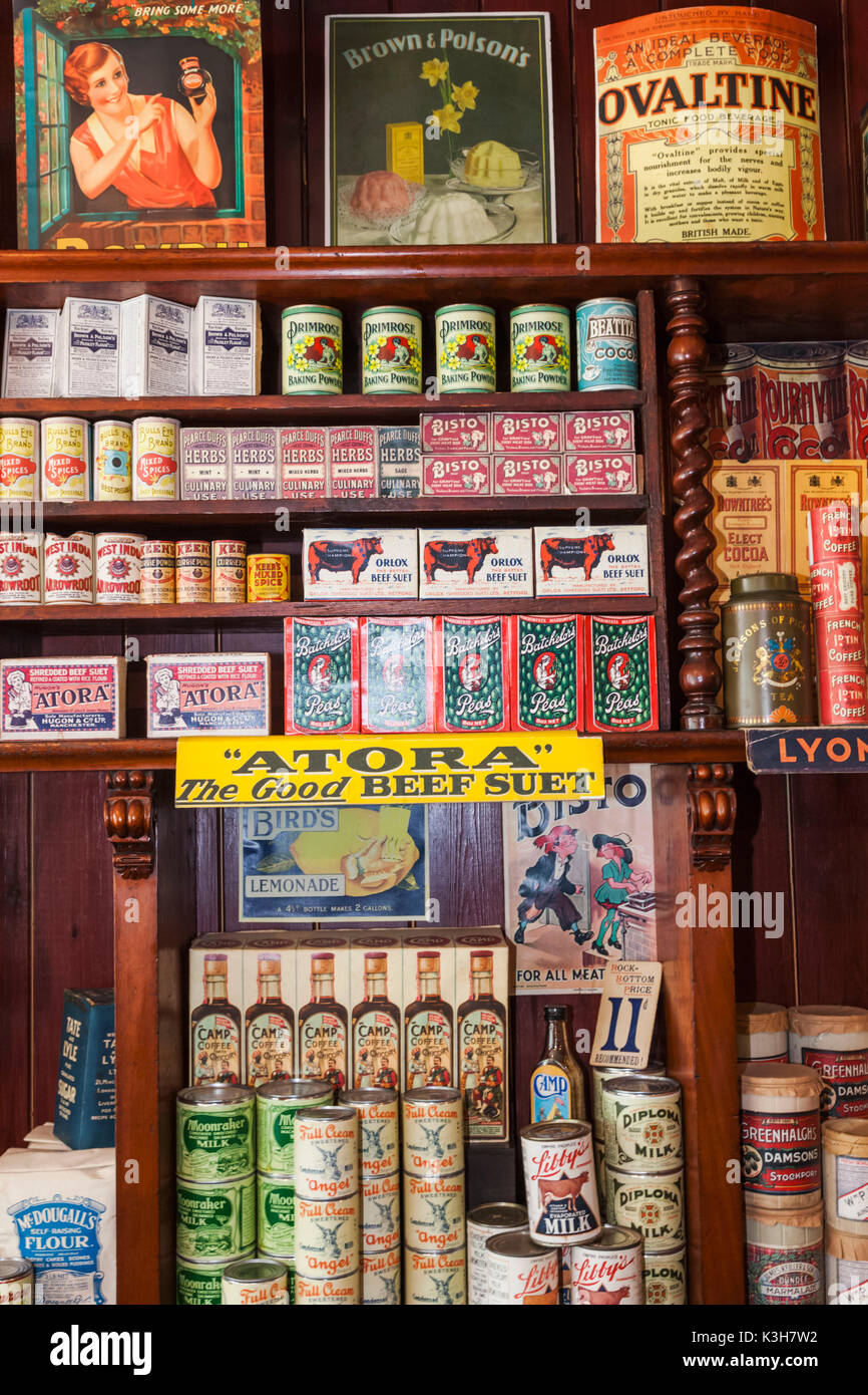 Il Galles, Cardiff, St Fagan's, Museum of Welsh Life, Gwalia magazzino di alimentazione, display interni della storica e Vintage cibo e prodotti per la casa Foto Stock