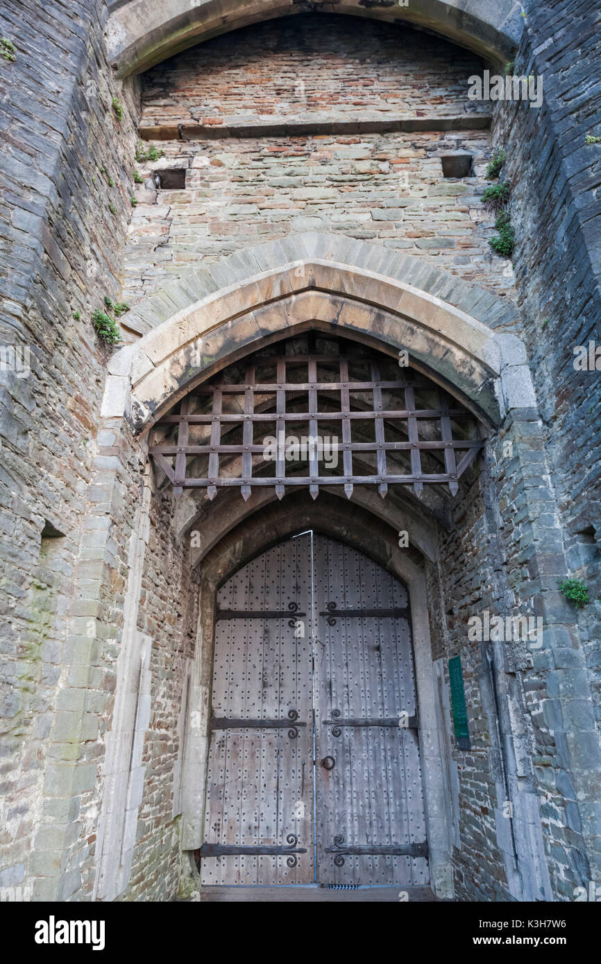 Il Galles, Glamourgon,Caerphilly, Castello di Caerphilly, le porte di ingresso Foto Stock