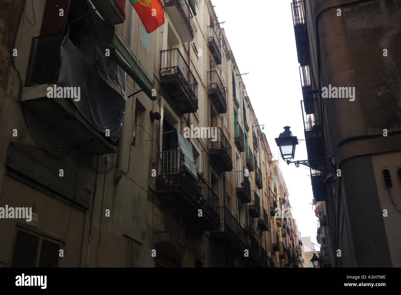 Gli edifici di vecchia costruzione off la Rambla di Barcellona. Foto Stock