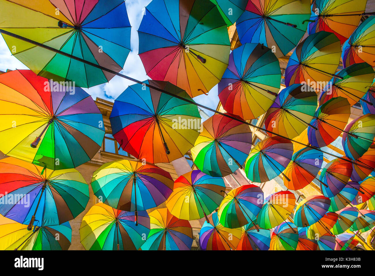 La Romania, Bucarest City, Città Vecchia, caffetteria terrazza, ombrelloni colorati Foto Stock