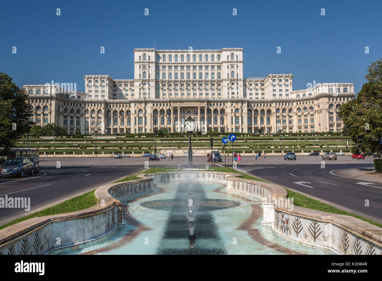 La Romania, Bucarest City, Unirii Boulevard, Fontana, il Palazzo del Parlamento, Foto Stock