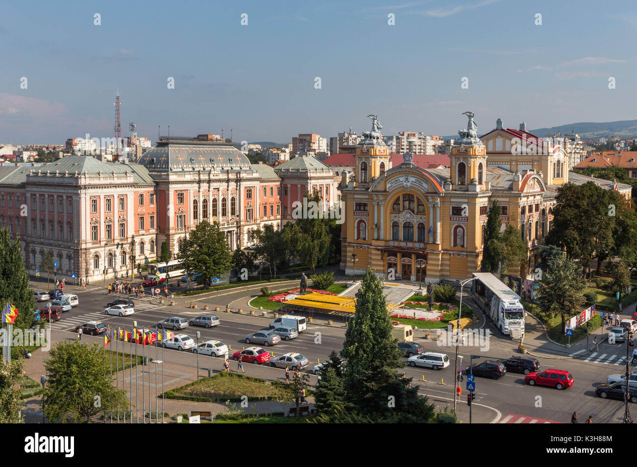 La Romania, Transilvania, Cluj Napoca City, Avram Iancu Square, Nationl Teatro e Opera House Foto Stock