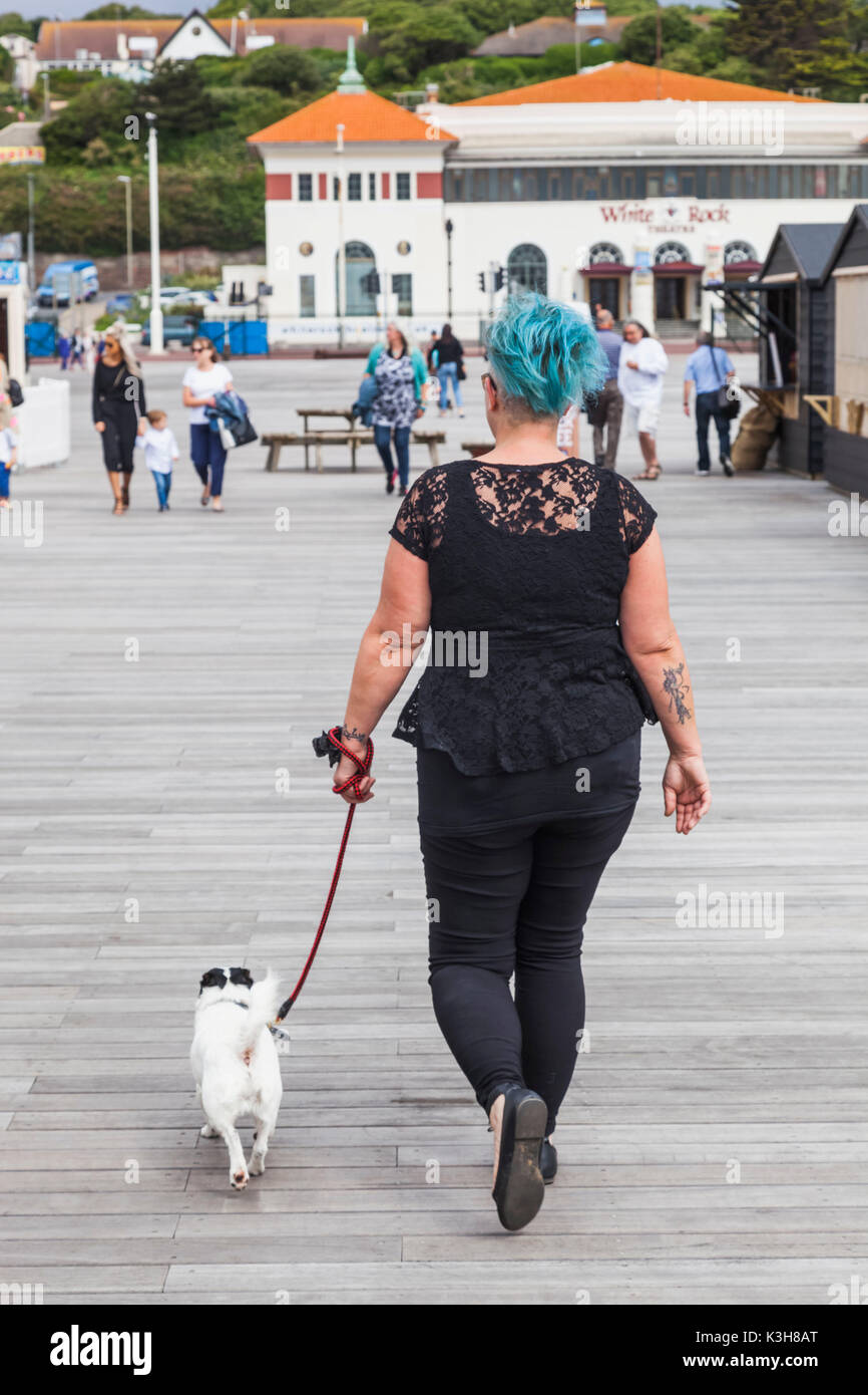 Inghilterra, East Sussex, Hastings, Hastings Pier, Donna cane a piedi Foto Stock