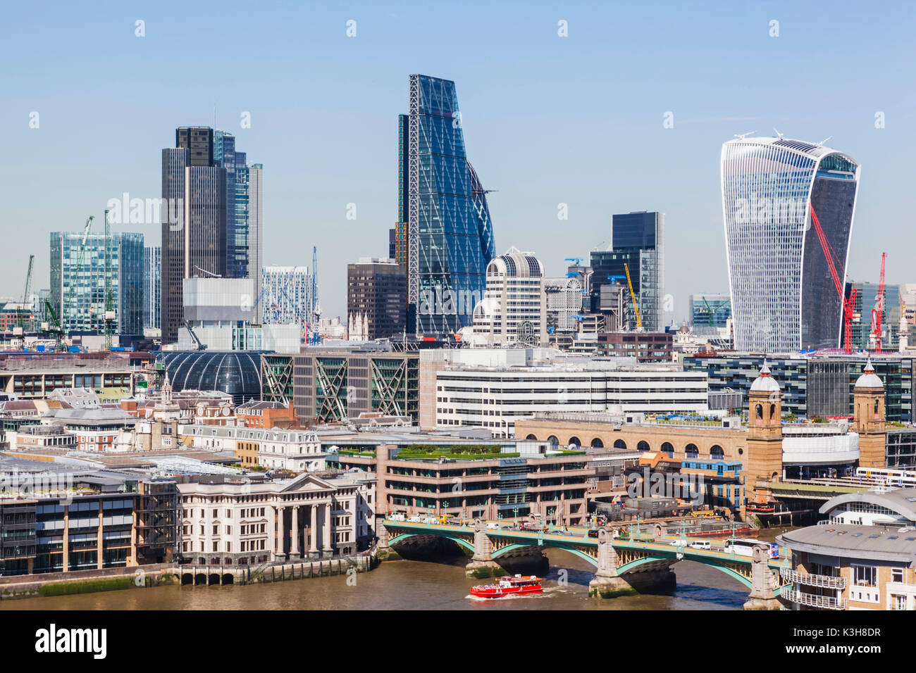 Inghilterra, Londra, il Tamigi e la City of London Skyline Foto Stock