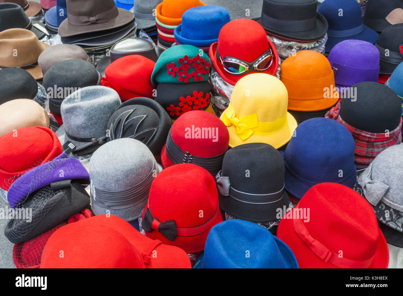 Inghilterra, Londra, Shoreditch, Spitalfields Market, Hat Shop Display Foto Stock