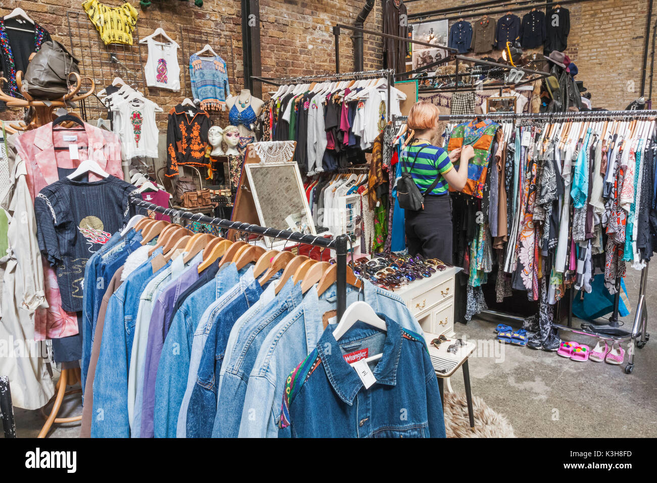 Inghilterra, Londra, Shoreditch, Spitalfields Market, Vintage negozio di abbigliamento Foto Stock