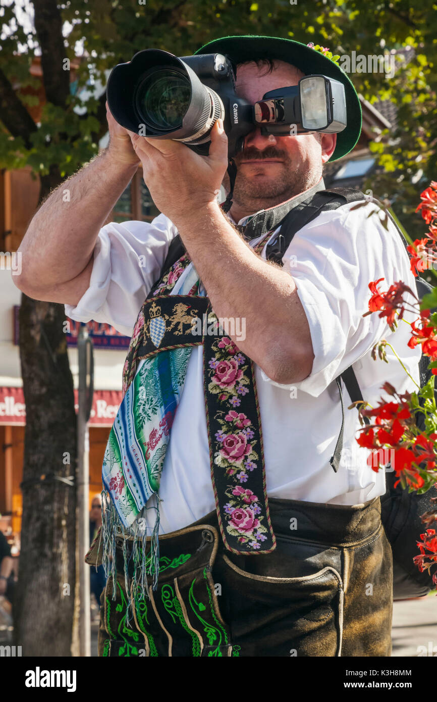 Monaco Di Baviera, Germania-settembre 27,2017: Tre Uomini In Pantaloni Cuoio Dei Vestiti Bavaresi Tradizionali Camminano Sul Oktoberfest Image100913765 - Foto 7