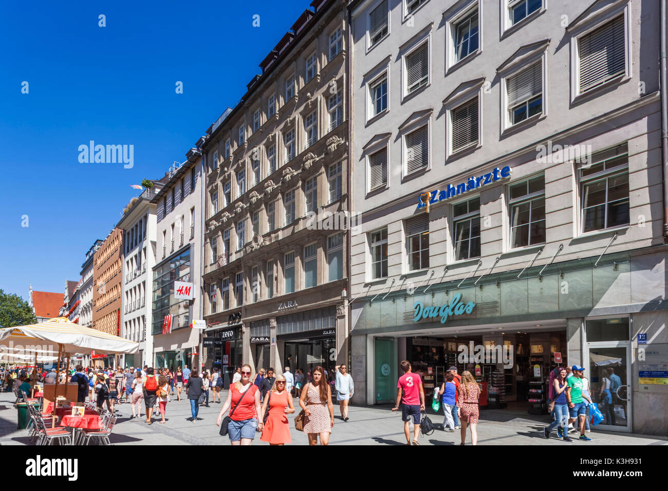 In Germania, in Baviera, Monaco di Baviera, Kaufingerstrasse Shopping Street Foto Stock