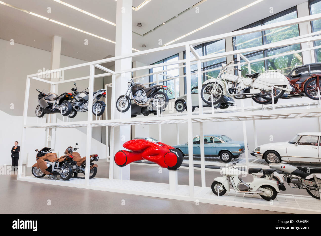 In Germania, in Baviera, Monaco di Baviera, la Pinakothek Museo di Arte Moderna (Pinakothek der Moderne), presentano delle automobili e motociclette Foto Stock