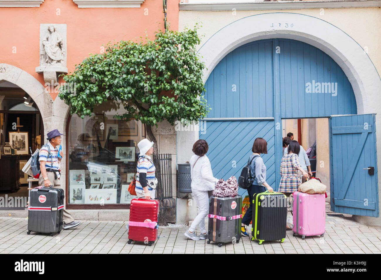 In Germania, in Baviera, la Strada Romantica, Rothenburg-OB van-der-Tauber, turisti asiatici in arrivo attraverso Hotel Porta Posteriore Foto Stock