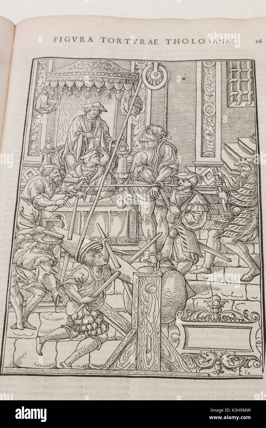 In Germania, in Baviera, la Strada Romantica, Rothenburg-OB van-der-Tauber, Kriminal Museum, stampa mostra la tortura durante una prova medievale datato 1541 Foto Stock