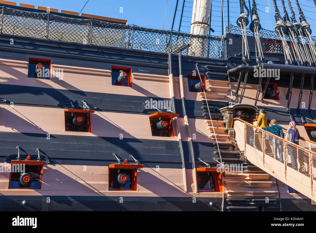 Inghilterra, Hampshire, Portsmouth, Portsmouth Historic Dockyard, turisti imbarco H.M.S. Vittoria Foto Stock