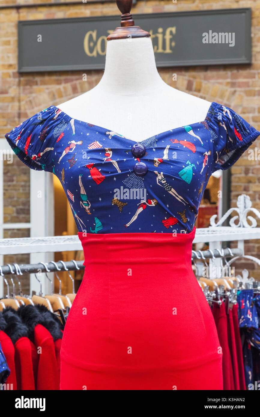 Inghilterra, Londra, Shoreditch, Brick Lane, Spitafields Market, memorizzare la visualizzazione di donna abbigliamento Vintage Foto Stock