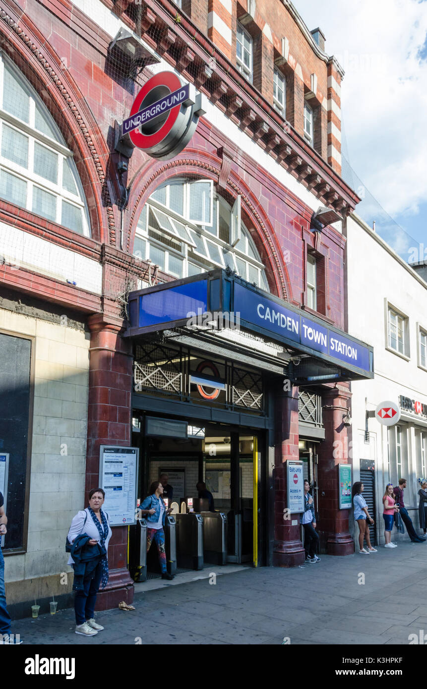 Una street view all'uscita della stazione della metropolitana di Camden Town. Foto Stock