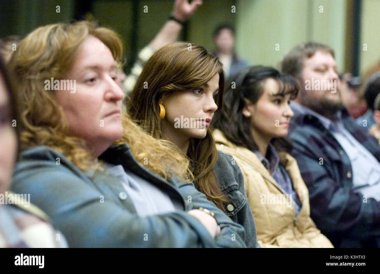 L-r: RUSTY SCHWIMMER nel ruolo di Big Betty e MICHELLE MONAGHAN nel ruolo di Sherry in Warner Bros. Film drammatico, North Country. CHARLIZE THERON e FRANCES McDormand star. FOTOGRAFIE DA UTILIZZARE ESCLUSIVAMENTE PER PUBBLICITÀ, PROMOZIONE, PUBBLICITÀ O RECENSIONI DI QUESTO FILM SPECIFICO E PER RIMANERE DI PROPRIETÀ DELLO STUDIO. NON IN VENDITA O RIDISTRIBUZIONE. NORTH COUNTRY L-r: RUSTY SCHWIMMER nel ruolo di Big Betty e MICHELLE MONAGHAN nel ruolo di Sherry (centro) L-r: RUS Foto Stock