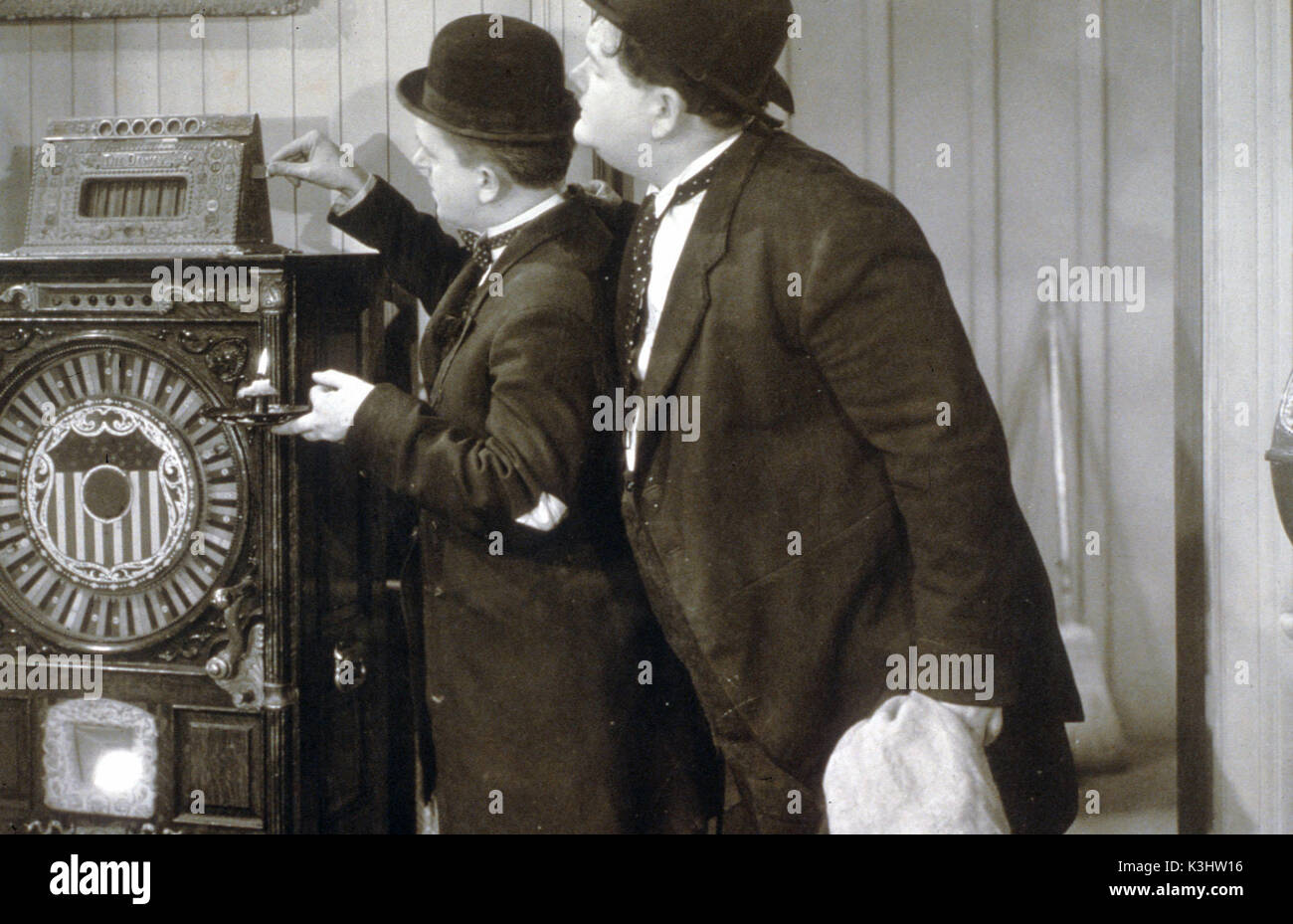 Modo FUORI WEST Stan Laurel e Oliver Hardy data: 1937 Foto Stock