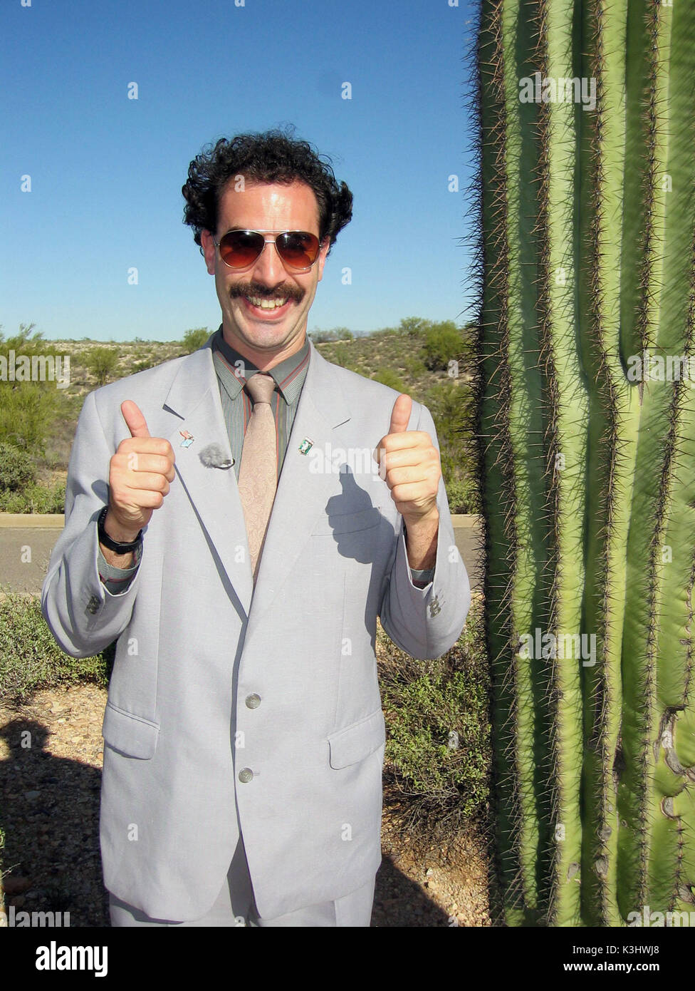 B-81 Borat posa con il suo nuovo amico americano un cactus. BORAT: CULTURAL LEARNINGS OF AMERICA FOR MAKE BENEFIT GLORIOSA NAZIONE DEL KAZAKISTAN SACHA BARON COHEN nel ruolo di Borat B-81 Borat pone con il suo nuovo amico americano un cactus. Data: 2006 Foto Stock