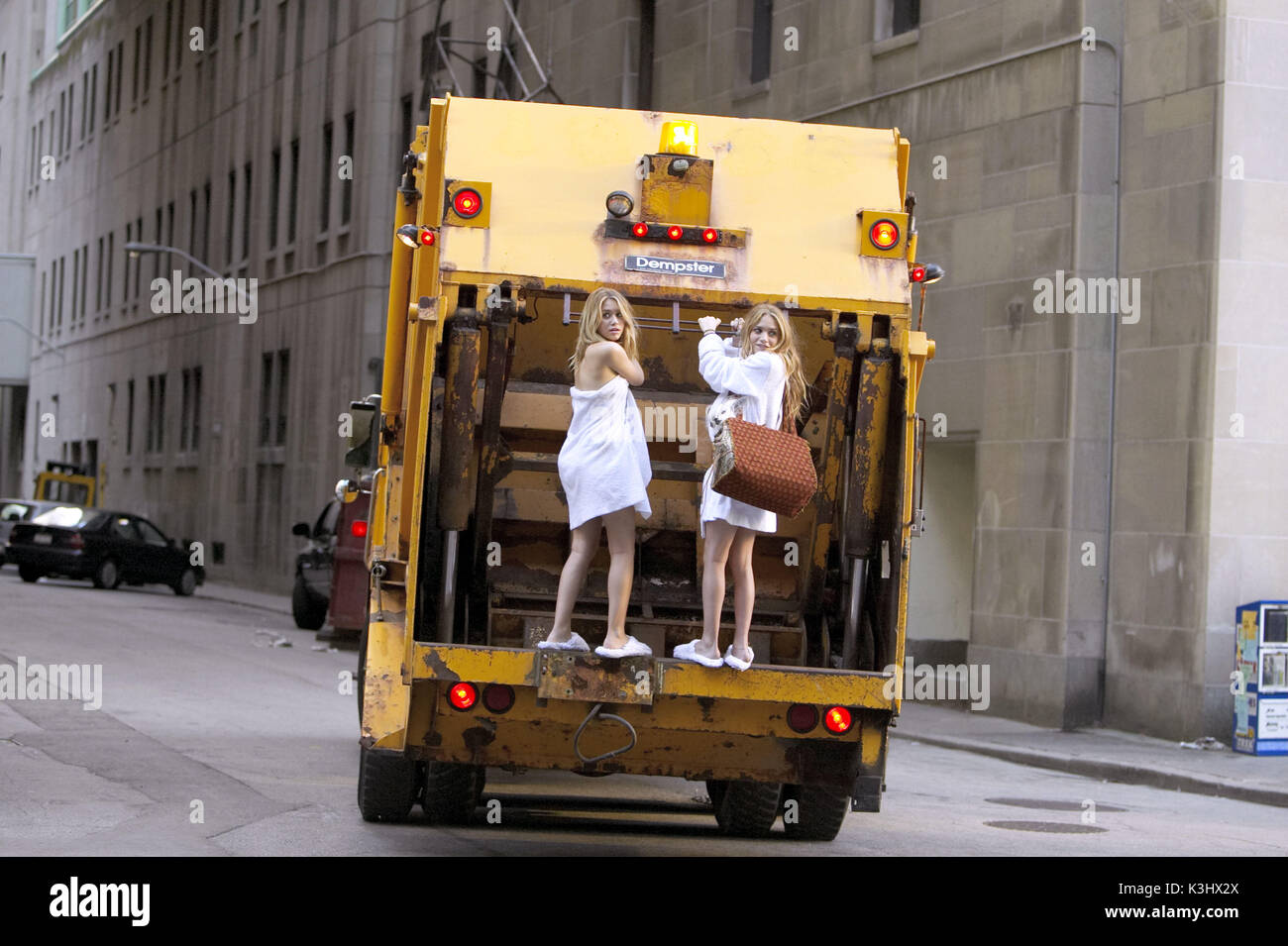 Da sinistra a destra: MARY-KATE Olsen e Ashley Olsen star in Warner Bros Foto' commedia d'azione minuto di New York. Le fotografie devono essere utilizzati esclusivamente per la pubblicità, la promozione e la pubblicità o le recensioni di questo specifico Motion Picture e restano di proprietà dello studio. Non per la vendita o la ridistribuzione. NEW YORK MINUTE [US 2004] [L-R] MARY-KATE OLSEN, Ashley Olsen Foto Stock