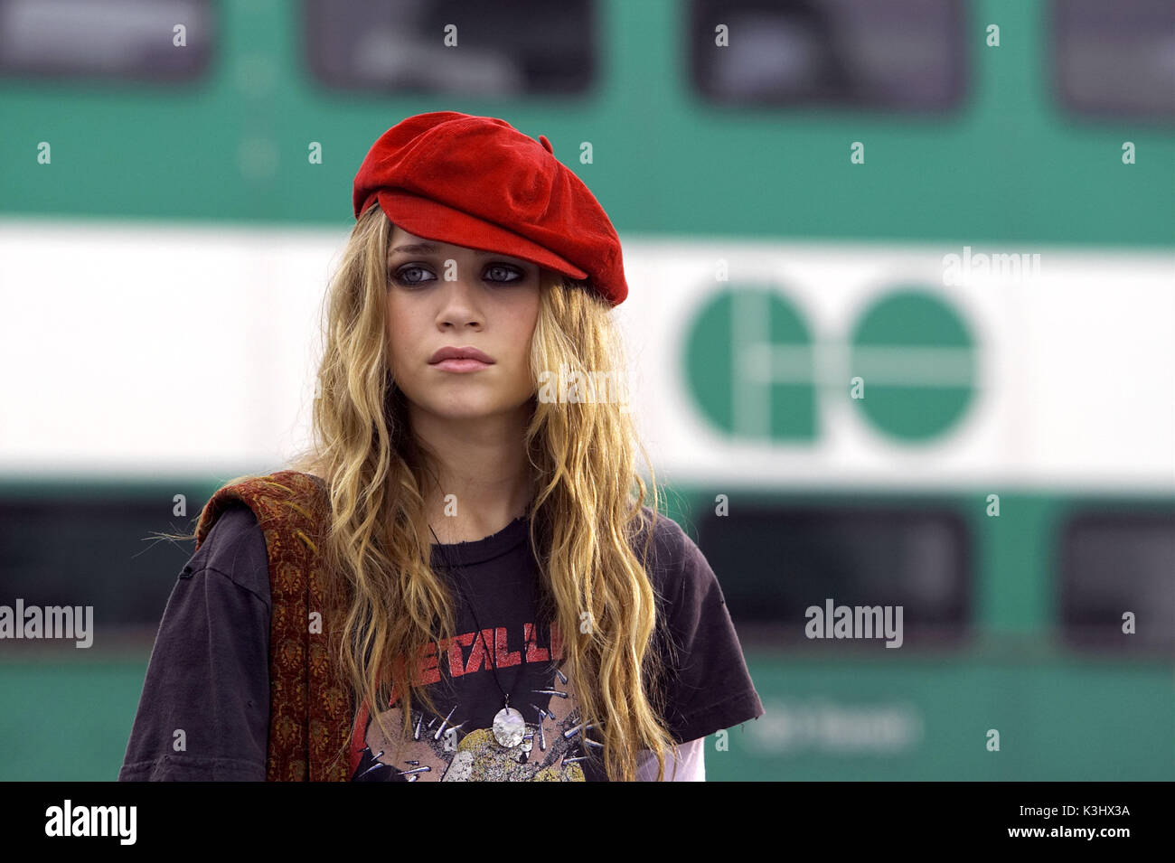 MARY-KATE OLSEN in Warner Bros Foto' commedia d'azione New York minuto, anche interpretato da Ashley Olsen. Le fotografie devono essere utilizzati esclusivamente per la pubblicità, la promozione e la pubblicità o le recensioni di questo specifico Motion Picture e restano di proprietà dello studio. Non per la vendita o la ridistribuzione. NEW YORK MINUTE [US 2004] MARY-KATE OLSEN Foto Stock