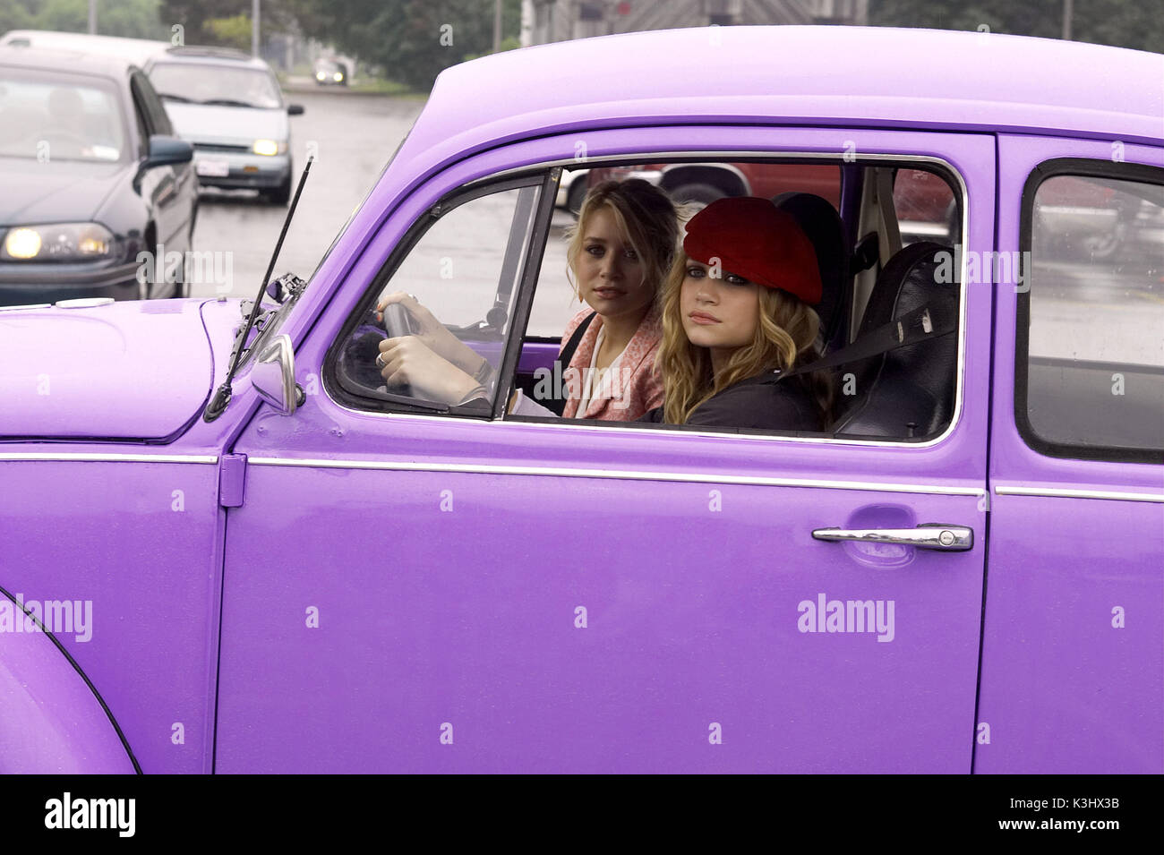 Da sinistra a destra: Ashley Olsen e MARY-KATE OLSEN star in Warner Bros Foto' commedia d'azione minuto di New York. Le fotografie devono essere utilizzati esclusivamente per la pubblicità, la promozione e la pubblicità o le recensioni di questo specifico Motion Picture e restano di proprietà dello studio. Non per la vendita o la ridistribuzione. NEW YORK MINUTE [US 2004] [L-R] Ashley Olsen, Mary-KATE OLSEN Foto Stock