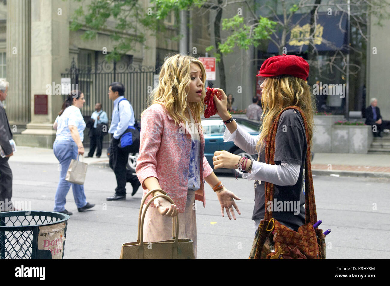 Da sinistra a destra: Ashley Olsen e MARY-KATE OLSEN star in Warner Bros Foto' commedia d'azione minuto di New York. Le fotografie devono essere utilizzati esclusivamente per la pubblicità, la promozione e la pubblicità o le recensioni di questo specifico Motion Picture e restano di proprietà dello studio. Non per la vendita o la ridistribuzione. NEW YORK MINUTE [US 2004] [L-R] Ashley Olsen, Mary-KATE OLSEN Foto Stock