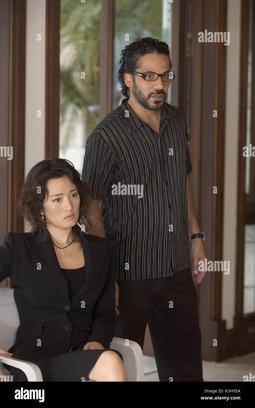 GONG li nel ruolo del criminale finanziario cinese-cubano Isabella e JOHN ORTIZ nel ruolo dell'intermediario della droga Jose Yero in Miami Vice, il film poliziesco che libera ciò che è adulto, pericoloso e seducente nel lavorare profondamente sotto copertura. MIAMI VICE GONG li nel ruolo del criminale finanziario cinese-cubano Isabella e JOHN ORTIZ nel ruolo dell'intermediario della droga Jos&#x9819;ero GONG li nel ruolo del criminale finanziario cinese-cubano Isabella e JOHN ORTIZ nel ruolo dell'intermediario della droga Jos&#x9819;ero in Miami Vice, il lungometraggio criminale che libera ciò che è adulto, pericoloso e seducente nel lavorare profondamente sotto copertura. Foto Stock