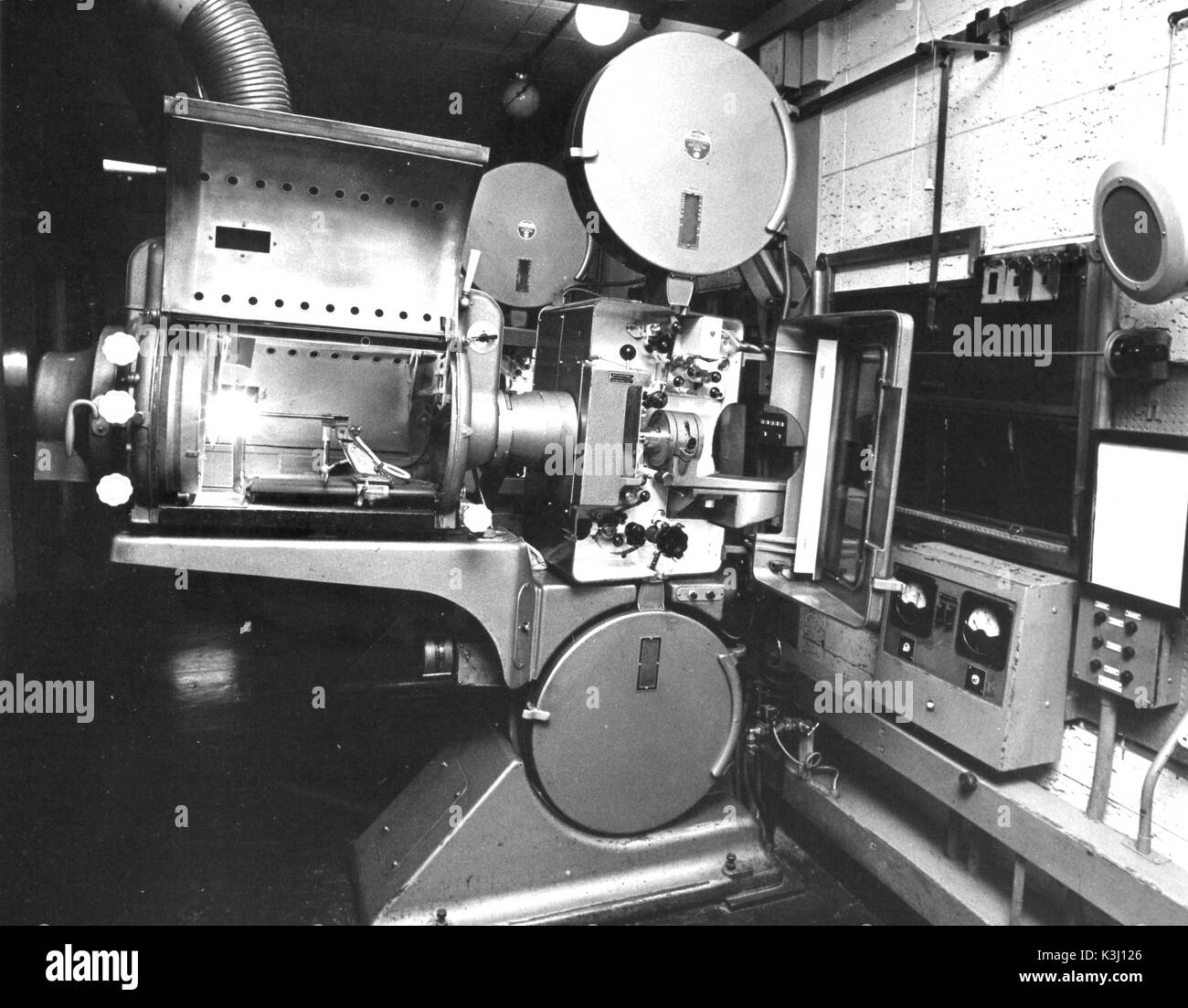 Sala di proiezione, mostrando la Phillips DP70 dual gauge 35/70mm proiettori, con ineguagliabile Magnarc ad arco di carbonio lamphouses del Columbia Theatre, Shaftesbury Avenue, Londra, il nome del cinema quando si è aperto in 1959. Successivamente è stato rinominato il classico Shaftesbury Avenue nel 1982, la Premiere nel 1984, e il CURZON WEST END nel 1985. Ora è noto come il CURZON, SOHO al momento della scrittura Foto Stock