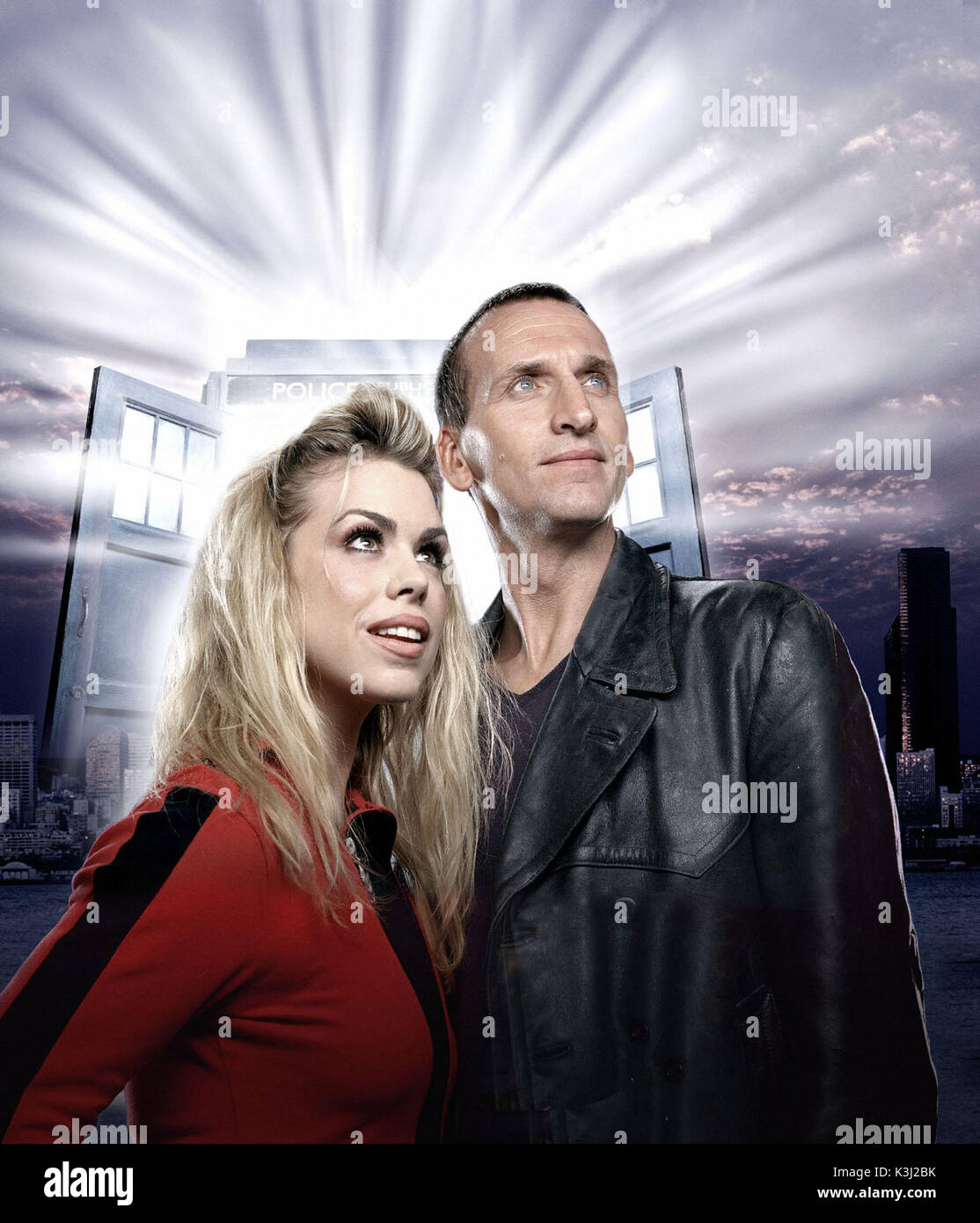 **È sotto embargo per la pubblicazione fino al 00:01 ore 10 marzo 2005** immagine mostra: Rose Tyler (Billie Piper) e il medico (CHRISTOPHER ECCLESTON) CHRISTOPHER ECCLESTON riproduce il medico in questa nuova serie presto su BBC One con Billie Piper come il Rose Tyler. Il viaggio attraverso il tempo e lo spazio, il dottore e Rose trovarmi faccia a faccia con un certo numero di nuove ed entusiasmanti mostri - così come le battaglie con il medico's arch-nemico, il Daleks. Avvertenza: l'uso di questa immagine protetti da copyright è soggetto ai Termini di utilizzo di BBC Foto Digitale servizio. In particolare, questa immagine può essere utilizzata solo durante il pubblico Foto Stock