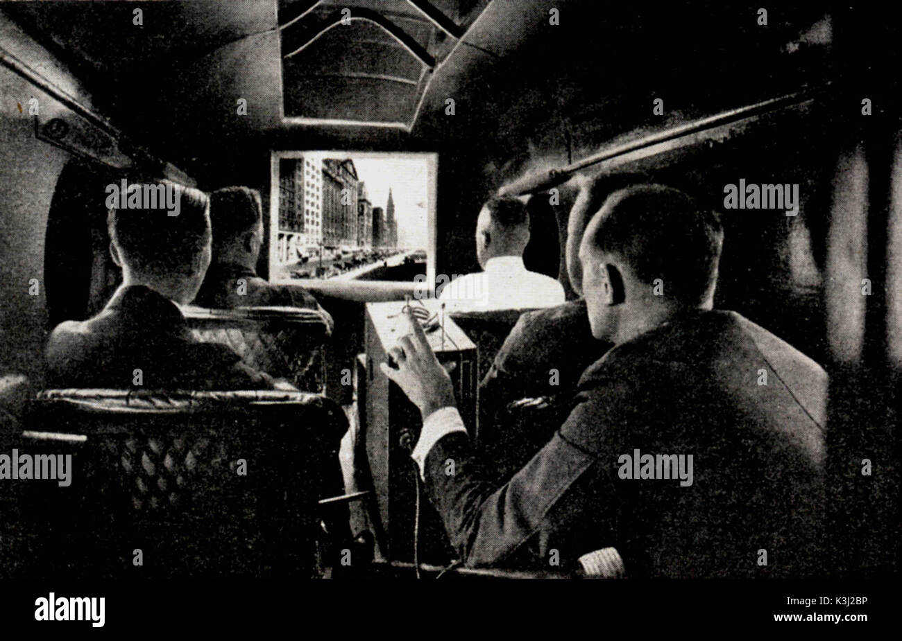 Il PRIMO FILM PROIETTATO IN UN aeromobile mentre un undici sedile passeggero idrovolante stava volando a novanta miglia all'ora presso il Chicago rievocazione dei progressi compiuti nel 1921. Il film è stato "Howdy Chicago" appositamente prodotta da Rothacker locale per il booster Club. Proiettato sulla parte posteriore della cabina di pilotaggio da un De Vry proiettore portatile che ha prodotto una perfetta immagine stabile il PRIMO FILM PROIETTATO IN UN aereo mentre un undici sedile passeggero idrovolante stava volando a novanta miglia all'ora presso il Chicago rievocazione dei progressi compiuti nel 1921. Il film è stato "Howdy Chicago" appositamente prodotta da Rothacker per la loca Foto Stock