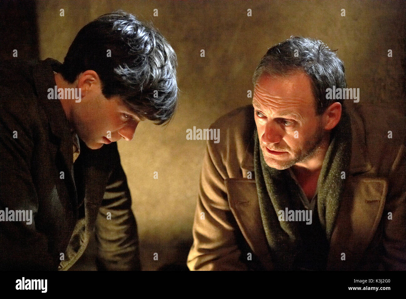 Il vento che scuote l'orzo Cillian Murphy, LIAM CUNNINGHAM Unità ancora presi durante le riprese di Cork, Irlanda maggio - luglio 2005 Data: 2006 Foto Stock