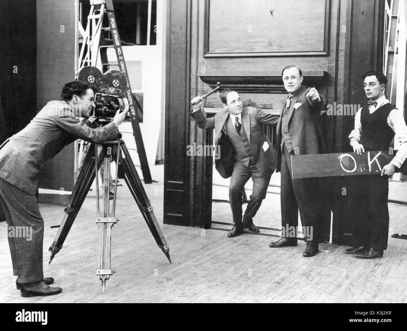 CHARLIE CHAPLIN, [?], [?], BUSTER KEATON Buster Keaton ha preso il Chaplin Lone Star Studio, dove il reciproco film era stato girato nel 1920. Foto Stock