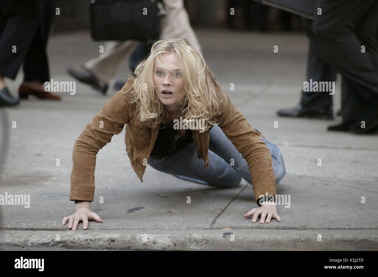 Nella foto: Dr. Abigail Chase (Diane Kruger) in una scena dal TESORO NAZIONALE, diretto da John Turteltaub, prodotto da Jerry Bruckheimer. Distribuito da Buena Vista International. IL PRESENTE MATERIALE PUÒ ESSERE LEGALMENTE UTILIZZATO SU TUTTI I MEZZI DI COMUNICAZIONE, AD ECCEZIONE DI INTERNET, AL SOLO FINE DI PROMUOVERE L'USCITA DEL FILM INTITOLATO NATIONAL TREASURE DURANTE LA CAMPAGNA PROMOZIONALE DEL FILM. PER L'UTILIZZO DI INTERNET È NECESSARIO IL PREVIO CONSENSO SCRITTO DI TOUCHSTONE PICTURES. QUALSIASI ALTRO USO, RIUTILIZZO, DUPLICAZIONE O PUBBLICAZIONE DI QUESTO MATERIALE È SEVERAMENTE VIETATO SENZA IL CONSENSO SCRITTO ESPLICITO DI T. Foto Stock